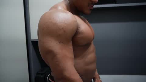 Snapshot of henrimusclee chatting on 12/02/25, 12:05 Henri online show from 12/02/25, 12:05