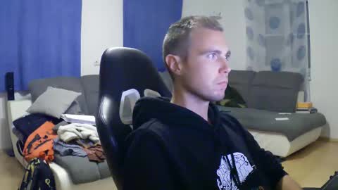 Snapshot of herbstenden chatting on 09/24/25, 07:28 John Pearl online show from 09/24/25, 07:28