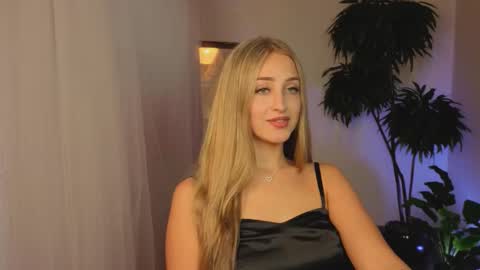 Snapshot of here_wego_again_ chatting on 09/18/25, 02:13 Elise online show from 09/18/25, 02:13