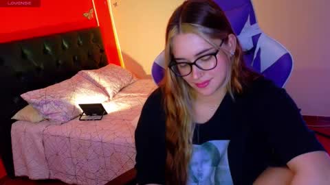 Snapshot of hermione_blonde chatting on 02/17/26, 04:13 hermione_blonde online show from 02/17/26, 04:13