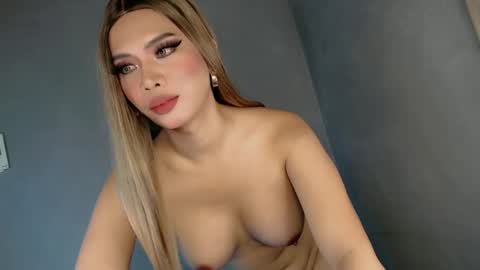 Snapshot of hermosa28 chatting on 02/11/25, 04:01 Queen Ava online show from 02/11/25, 04:01