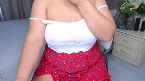 Snapshot of heroine_of_your_life chatting on 10/10/25, 06:12 Maryana online show from 10/10/25, 06:12