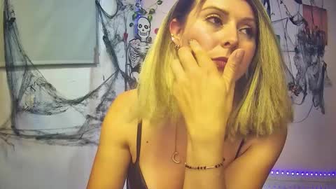 Hestesiaxx online show from 10/16/25, 02:12