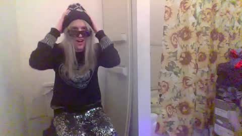 Snapshot of hey_mikky chatting on 02/12/25, 01:09 hey_mikky online show from 02/12/25, 01:09