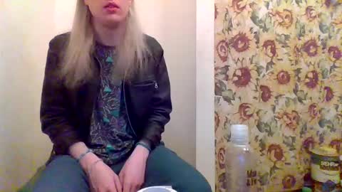 Snapshot of hey_mikky chatting on 03/11/25, 09:34 hey_mikky online show from 03/11/25, 09:34