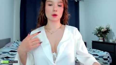 Snapshot of hey_tyankaaaa chatting on 12/14/25, 01:44 Bella 3 online show from 12/14/25, 01:44