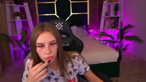 Snapshot of heyemilly chatting on 10/22/25, 08:08 heyemilly online show from 10/22/25, 08:08