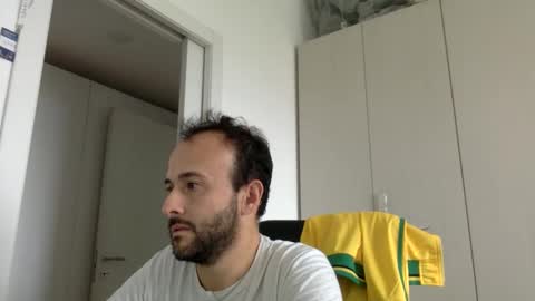 Snapshot of hhombre chatting on 09/26/25, 12:31 hhombre online show from 09/26/25, 12:31