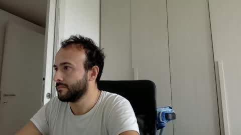 Snapshot of hhombre chatting on 10/17/25, 09:01 hhombre online show from 10/17/25, 09:01