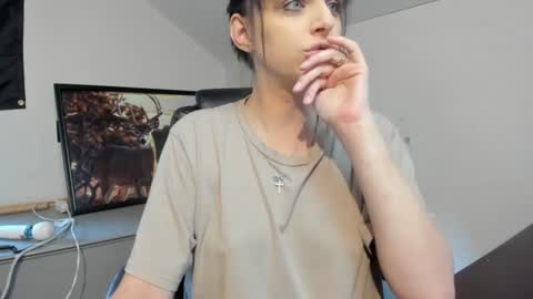 Snapshot of hi_cut_cutie chatting on 09/17/25, 01:13 Paige online show from 09/17/25, 01:13