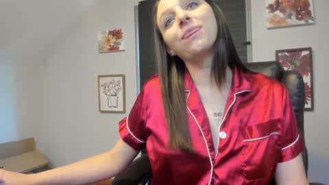 Snapshot of hi_cut_cutie chatting on 09/29/25, 01:27 Paige online show from 09/29/25, 01:27