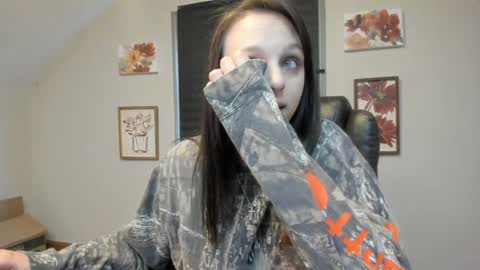 Snapshot of hi_cut_cutie chatting on 10/02/25, 01:40 Paige online show from 10/02/25, 01:40