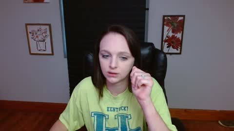 Snapshot of hi_cut_cutie chatting on 10/08/25, 01:20 Paige online show from 10/08/25, 01:20