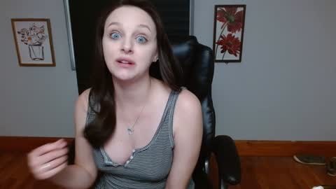 Snapshot of hi_cut_cutie chatting on 11/07/25, 02:06 Paige online show from 11/07/25, 02:06