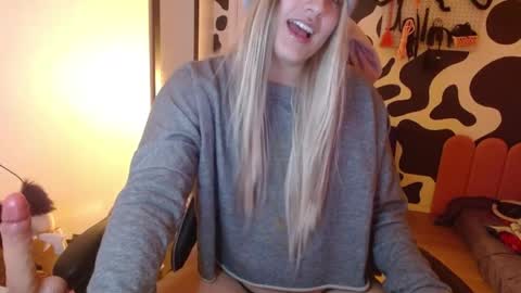 Snapshot of hi_elora chatting on 05/26/26, 11:45 Elora online show from 05/26/26, 11:45