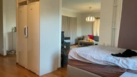 hichemlacoste333 online show from 10/18/25, 12:06