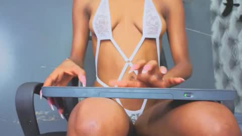 Snapshot of hillary_banks__ chatting on 10/25/25, 05:37  Hillary  online show from 10/25/25, 05:37