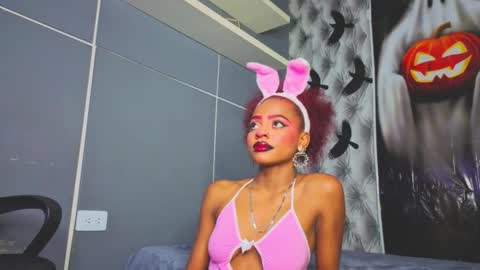 Snapshot of hillary_banks__ chatting on 10/29/25, 06:26  Hillary  online show from 10/29/25, 06:26