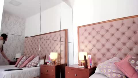 Snapshot of hillary_chen chatting on 10/11/25, 11:42 Hillary online show from 10/11/25, 11:42