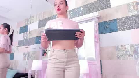 Snapshot of hillary_chen chatting on 10/25/25, 02:30 Hillary online show from 10/25/25, 02:30