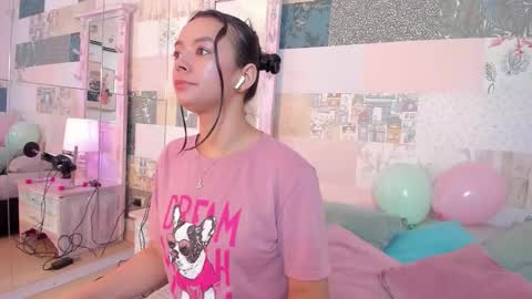 Snapshot of hillary_chen chatting on 11/14/25, 03:05 Hillary online show from 11/14/25, 03:05