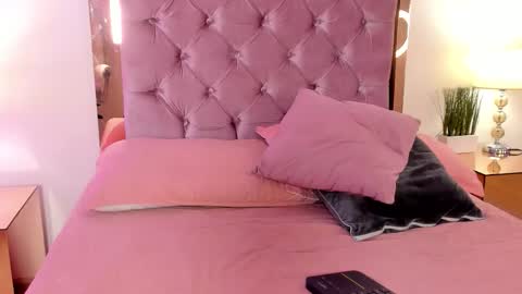 Snapshot of hillary_chen chatting on 11/26/25, 03:29 Hillary online show from 11/26/25, 03:29