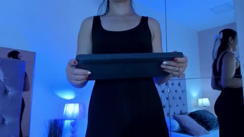 Snapshot of hillary_chen chatting on 11/28/25, 03:20 Hillary online show from 11/28/25, 03:20