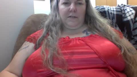 Snapshot of hippysnewhere chatting on 05/27/26, 10:29 hippysnewhere online show from 05/27/26, 10:29