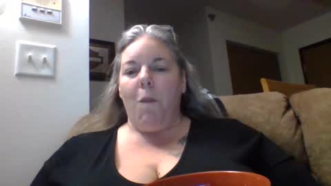 Snapshot of hippysnewhere chatting on 06/03/26, 08:39 hippysnewhere online show from 06/03/26, 08:39