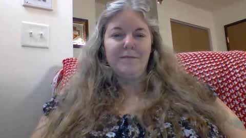 Snapshot of hippysnewhere chatting on 06/09/26, 11:44 hippysnewhere online show from 06/09/26, 11:44