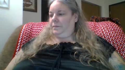 Snapshot of hippysnewhere chatting on 06/13/26, 03:48 hippysnewhere online show from 06/13/26, 03:48
