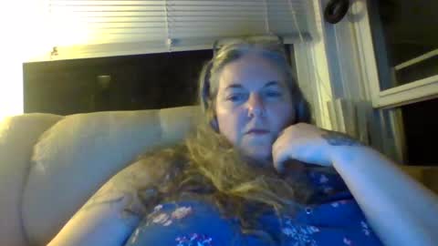 Snapshot of hippysnewhere chatting on 06/15/26, 04:47 hippysnewhere online show from 06/15/26, 04:47