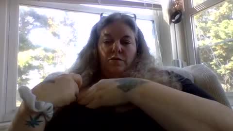 hippysnewhere online show from 06/17/26, 08:54