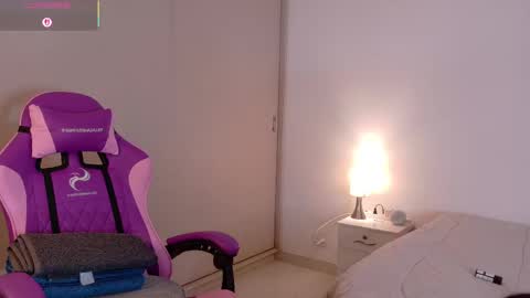 Snapshot of hipshannah chatting on 11/15/25, 09:54 H A N N A H online show from 11/15/25, 09:54