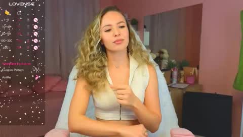 Snapshot of hloya_jons chatting on 09/21/25, 11:17 Ksenia online show from 09/21/25, 11:17