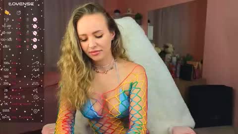 Snapshot of hloya_jons chatting on 09/22/25, 11:29 Ksenia online show from 09/22/25, 11:29