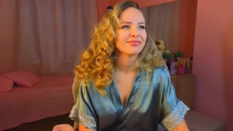 Snapshot of hloya_jons chatting on 09/29/25, 12:05 Ksenia online show from 09/29/25, 12:05