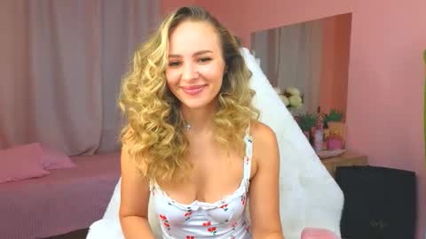 Snapshot of hloya_jons chatting on 10/13/25, 12:21 Ksenia online show from 10/13/25, 12:21
