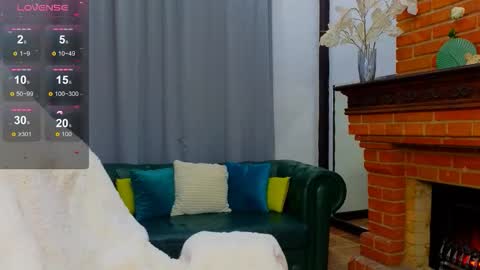 Snapshot of hloya_jons chatting on 10/16/25, 01:06 Ksenia online show from 10/16/25, 01:06