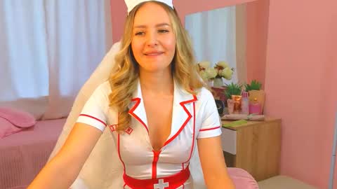 Snapshot of hloya_jons chatting on 10/18/25, 01:52 Ksenia online show from 10/18/25, 01:52