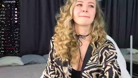 Snapshot of hloya_jons chatting on 10/22/25, 01:06 Ksenia online show from 10/22/25, 01:06