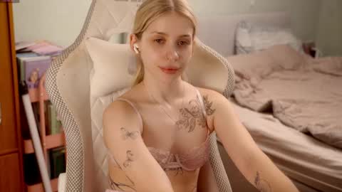 Holly online show from 06/02/26, 08:44