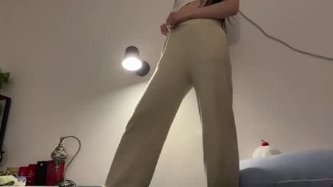 Snapshot of hola_sunflower chatting on 10/26/25, 01:55 amy online show from 10/26/25, 01:55