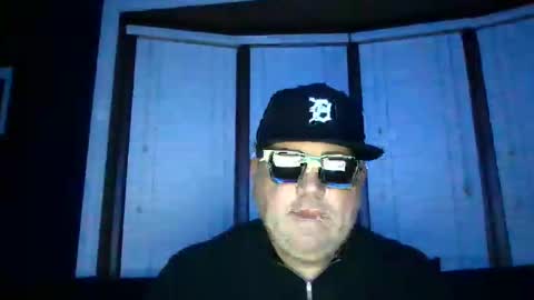 Snapshot of holden_minutz chatting on 11/19/25, 10:04 holden_minutz online show from 11/19/25, 10:04