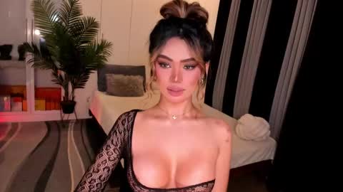 Snapshot of holee_laura chatting on 11/29/25, 05:16 Ms. Laura online show from 11/29/25, 05:16