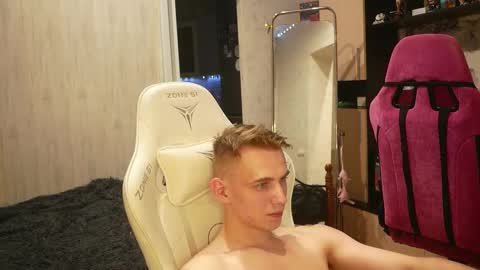 Snapshot of holiday_boys chatting on 09/18/25, 07:27 Extaz  Athrey  Howard online show from 09/18/25, 07:27