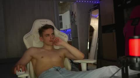 Snapshot of holiday_boys chatting on 10/14/25, 05:14 Extaz  Athrey  Howard online show from 10/14/25, 05:14