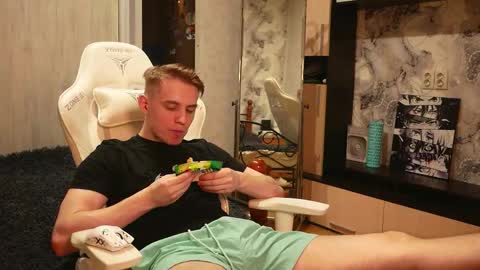 Snapshot of holiday_boys chatting on 10/22/25, 06:29 Extaz  Athrey  Howard online show from 10/22/25, 06:29