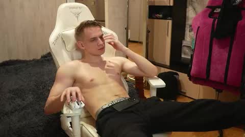 Snapshot of holiday_boys chatting on 10/25/25, 07:52 Extaz  Athrey  Howard online show from 10/25/25, 07:52