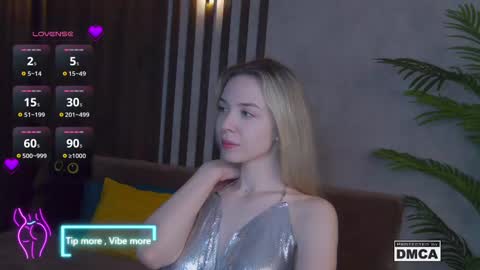 Snapshot of holl1would chatting on 02/14/25, 03:33 My social media links subscribe to support me online show from 02/14/25, 03:33